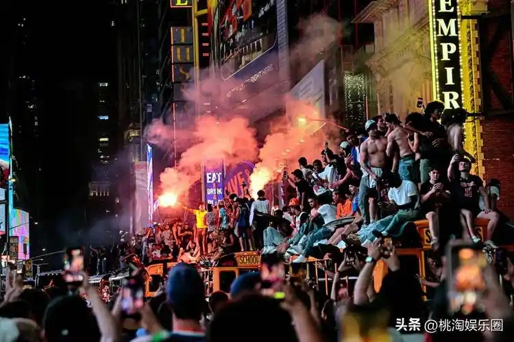 纽约足球狂欢季：世界杯热潮下，蓝血人能否复刻尼克斯夺冠游行情景？