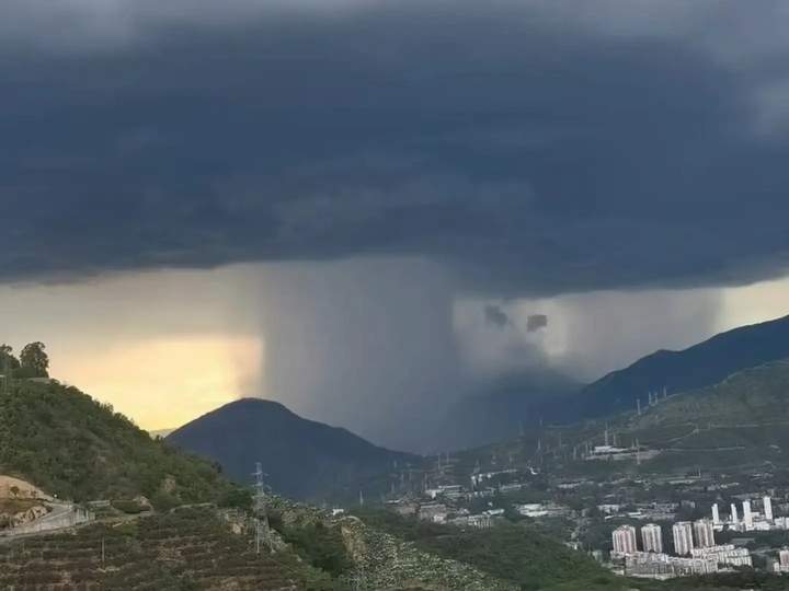 暴雨如注球场变泳池：中超射手榜秒变“浪里白条”争霸赛